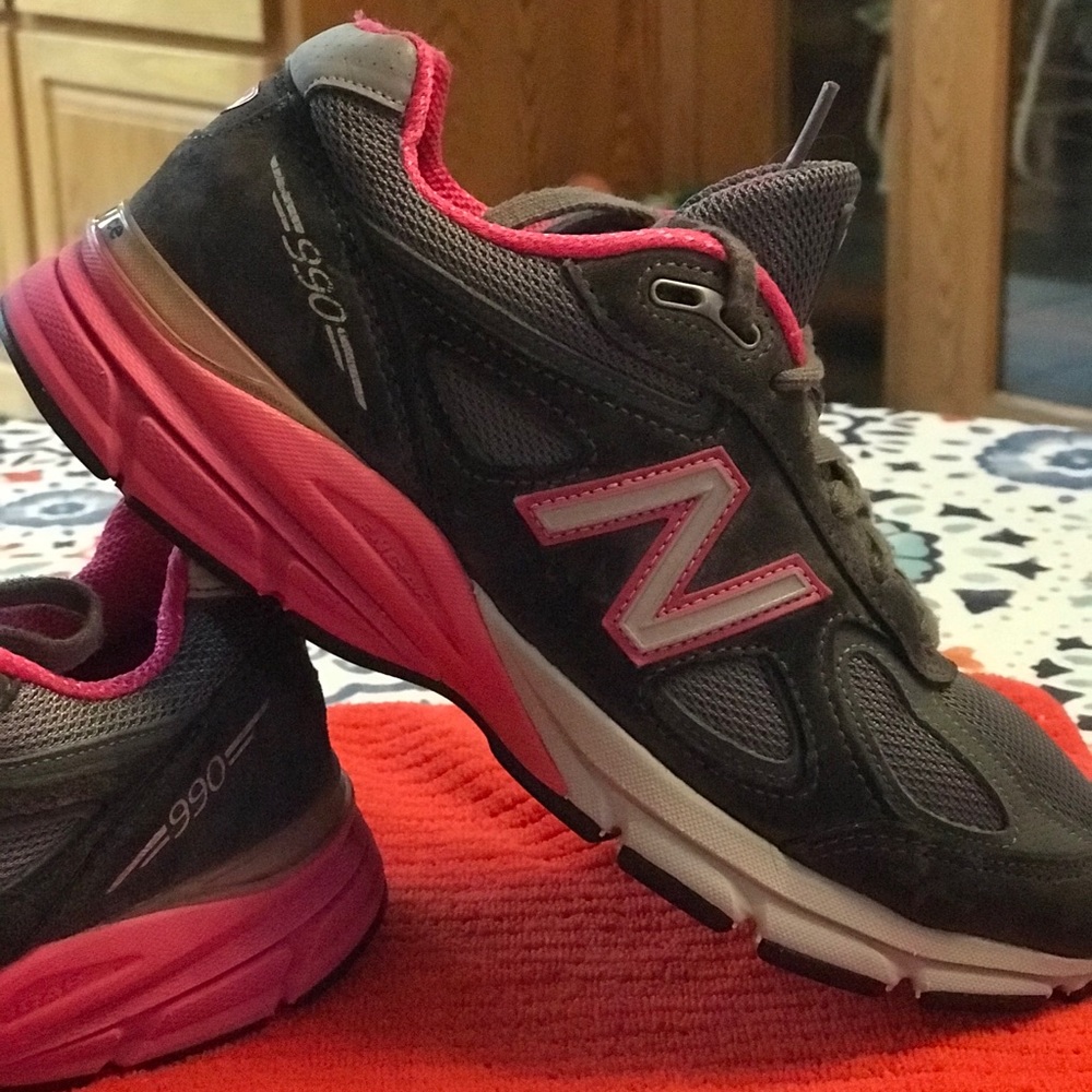New Balance 990v4 Running Shoe Leather gray & pink